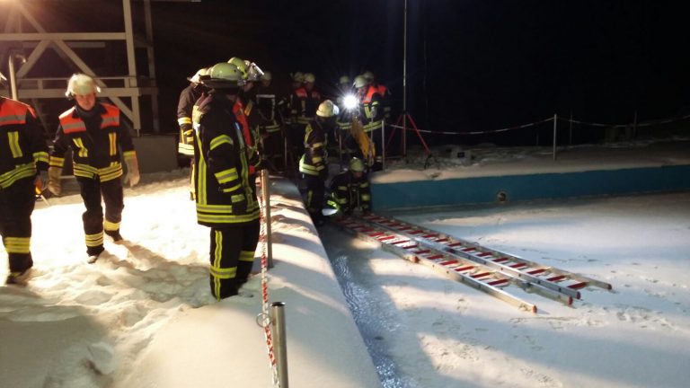 Feuerwehrübung „Eisrettung“