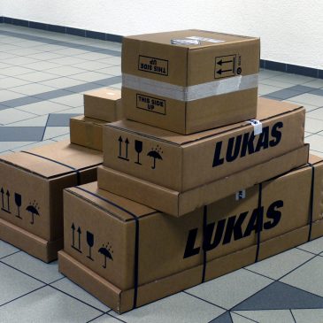 Beladung vom LF 10 mit hydraulischen Rettungsgerät vervollständigt