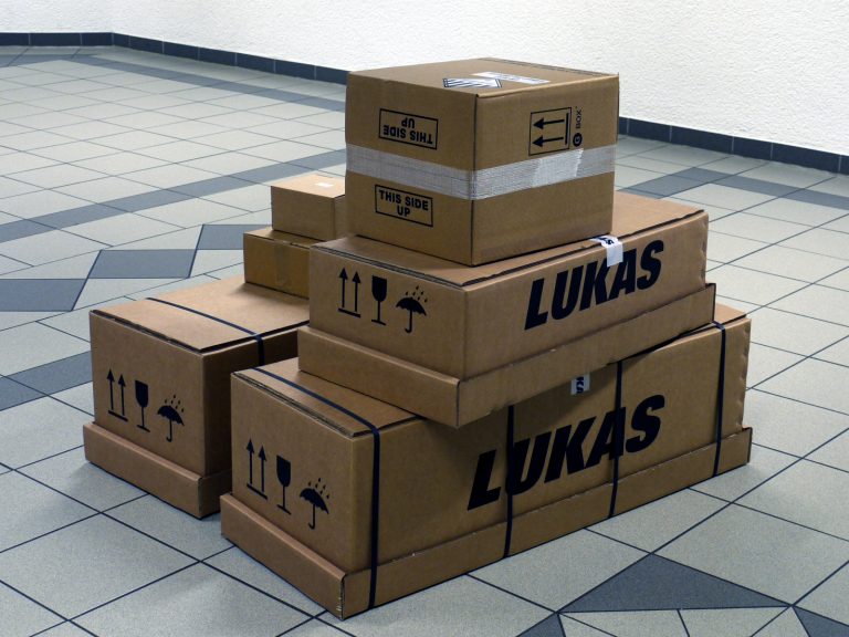 Beladung vom LF 10 mit hydraulischen Rettungsgerät vervollständigt