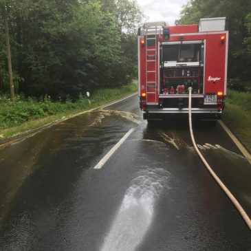 Einsatzbericht: Fahrbahneinschränkung durch Güllespur